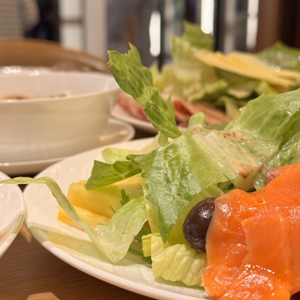 ウェスティン横浜朝食ビュッフェのサラダとスモークサーモン
